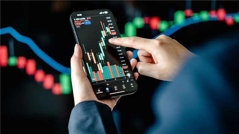 Baba Parasını Akıllıca Harcama Rehberi: Geleceğini İnşa Et borsada işlem yapan bir yatırımcının görseli