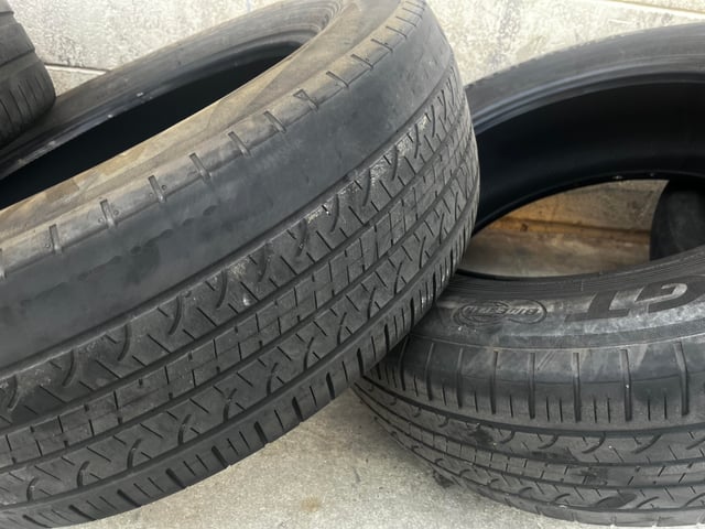 araç lastik kontrolü yapan teknisyen