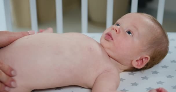 Bebeklerde Kabızlık Sorununa Evde Etkili Çözümler bebeğe karın masajı yapan bir anne