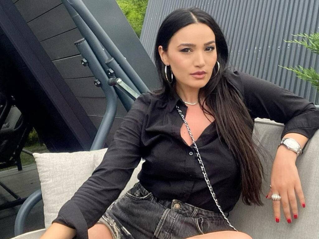 Emel-Ozkiziltas-Kimdir